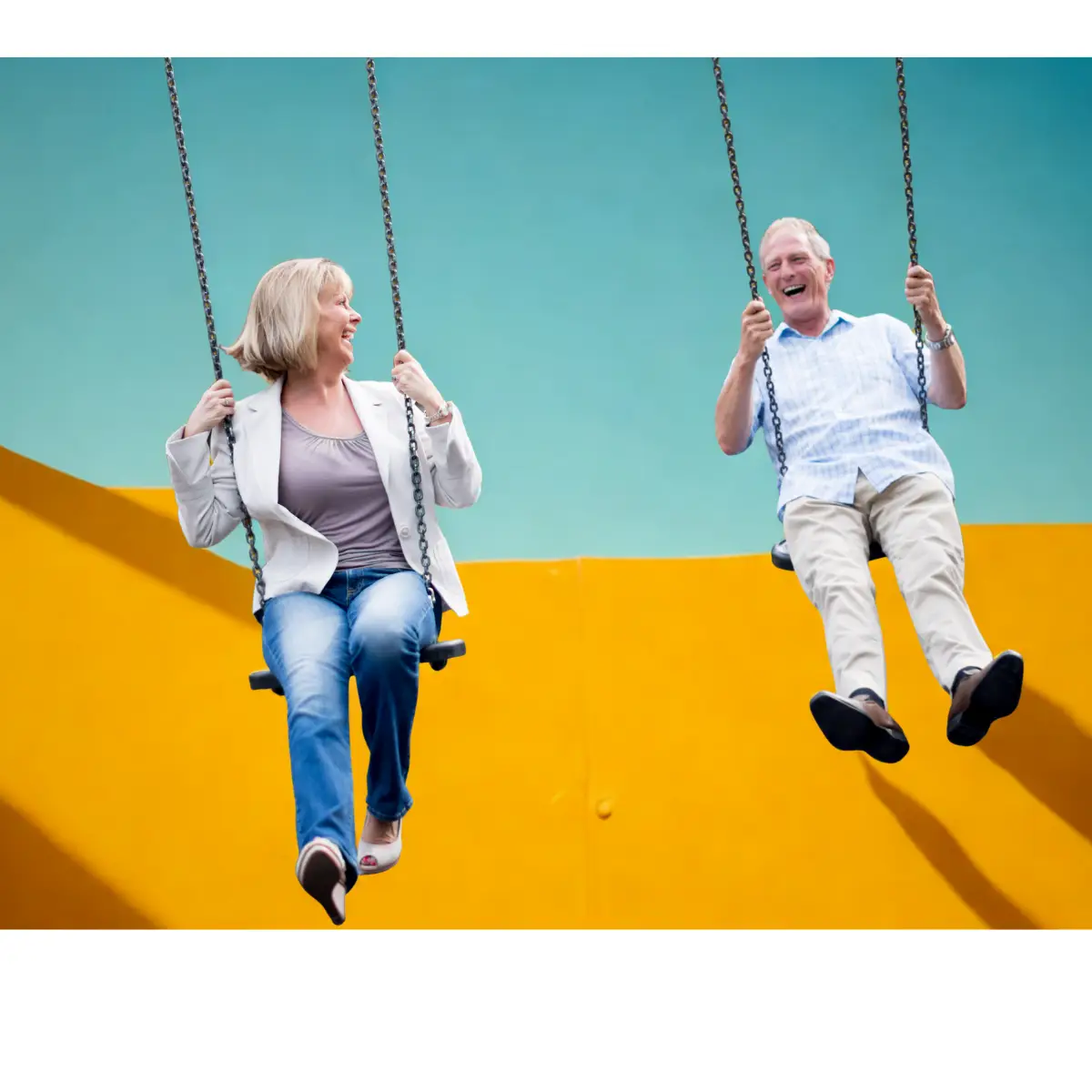 Couple de seniors souriant sur des balanÃ§oires - gestion de patrimoine et prÃ©paration retraite Ã  Calais
